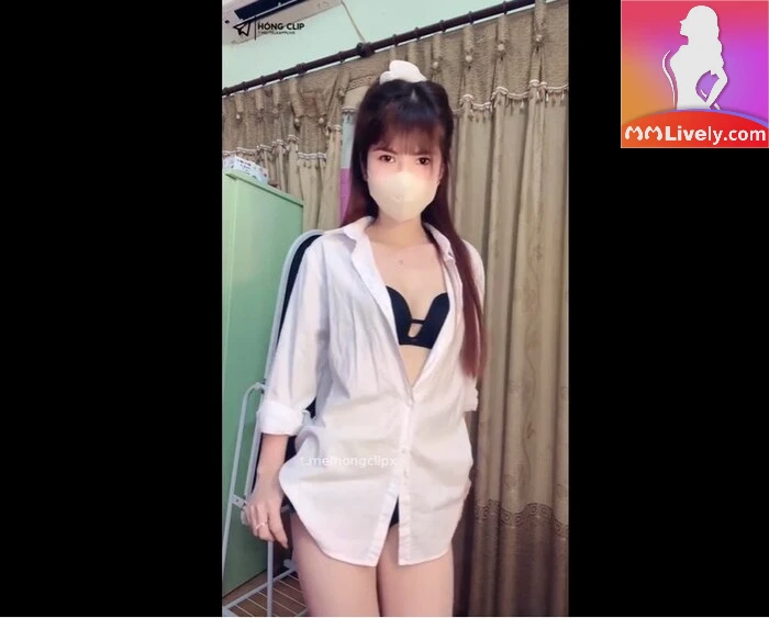 Bé Kem Kem Diện Bikini Màu Hồng Để Lộ Rõ Bên Trong 7